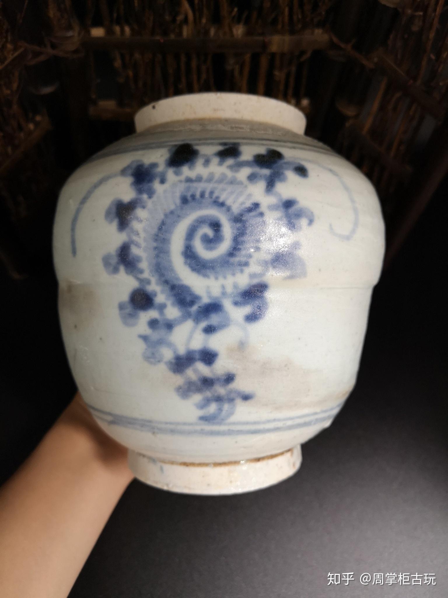 罐:器型端庄,底足归正,胎质较粗,青花发色淡雅,腹部画有变异菊花纹