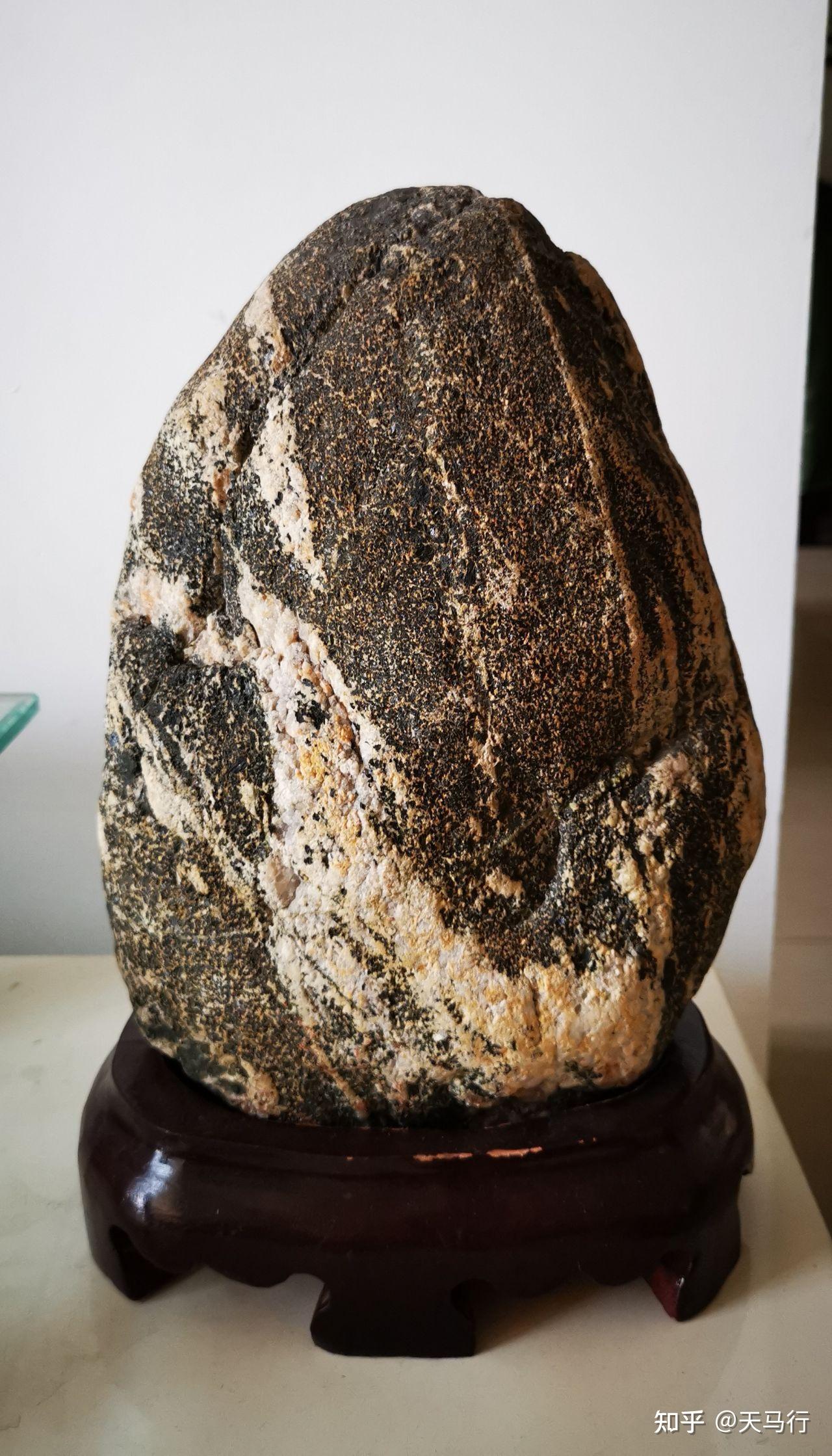 我收藏了一块鸡心形状的泰山石四面皆有图案大家看看值不值钱