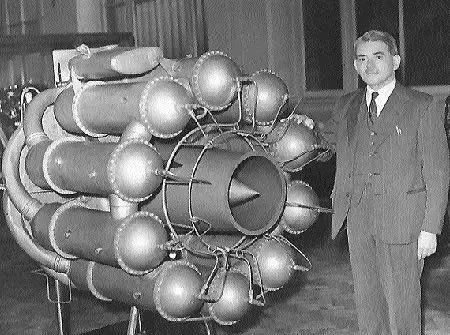 惠特尔与其第一台涡喷原型机合影1938年3月,惠特尔涡喷发动机的苍试
