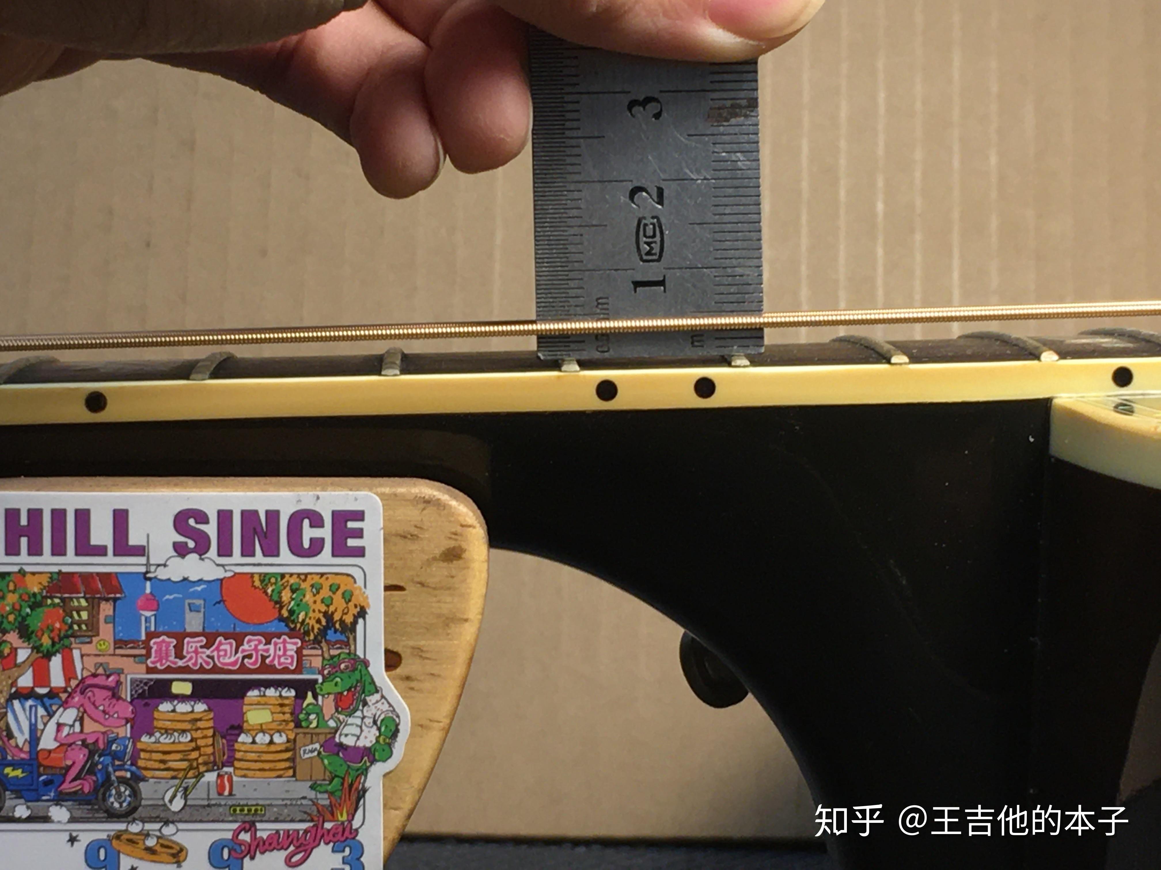 1品的6弦的弦距在调整好琴颈弯曲度和修完品丝后,再来检查吉他的弦距