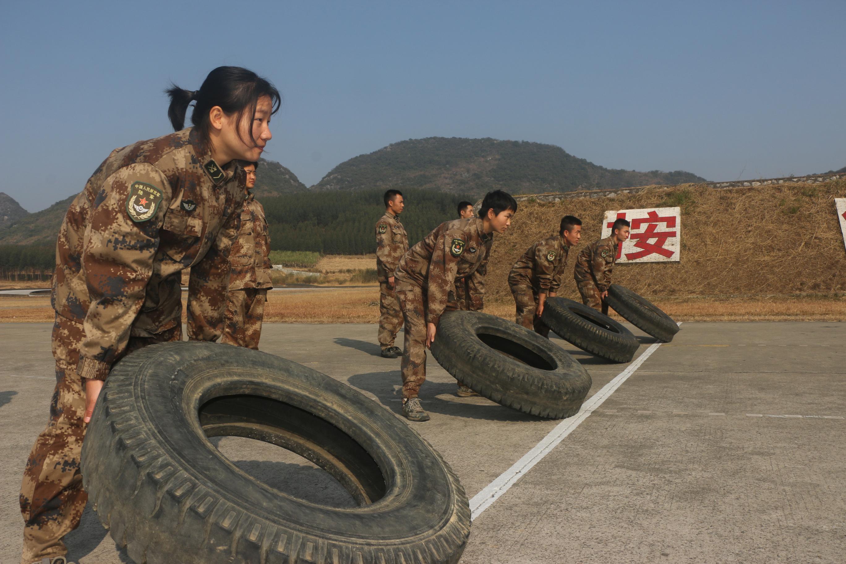 女民兵训练图片