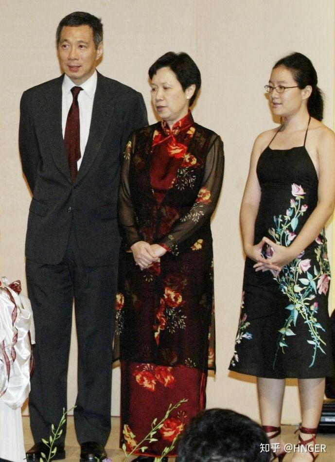 其实不止是柯玉芝,新加坡历代华人总统夫人在公开场合基本上都是身穿