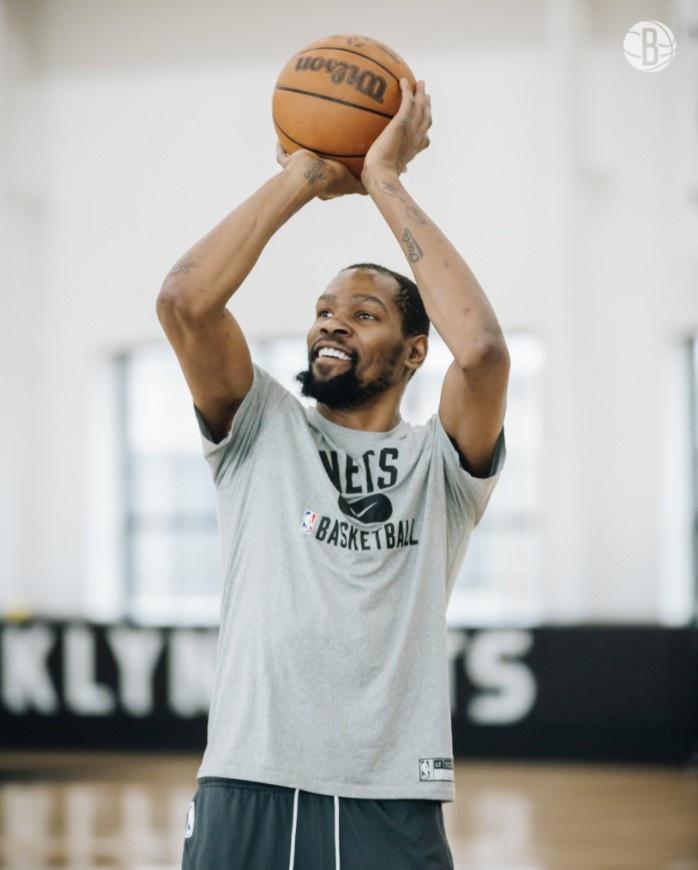 篮网晒出杜兰特庄神训练照庄神搞怪露出一排门牙