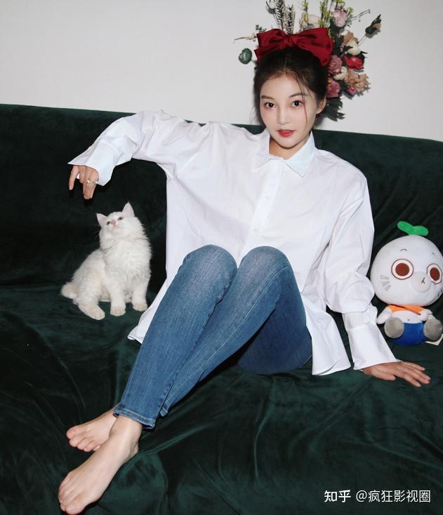 不起眼的小角色或者网络剧,因为俊美的外表,郭艳有不少为止痴迷的粉丝