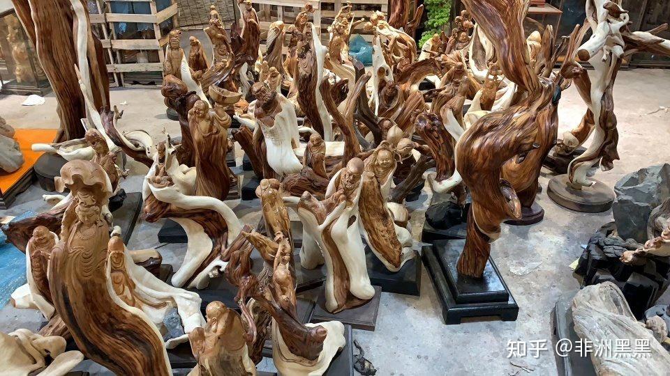 根雕作品从这里批发出去,出厂价一千元不到的最后流到市场上就卖上万