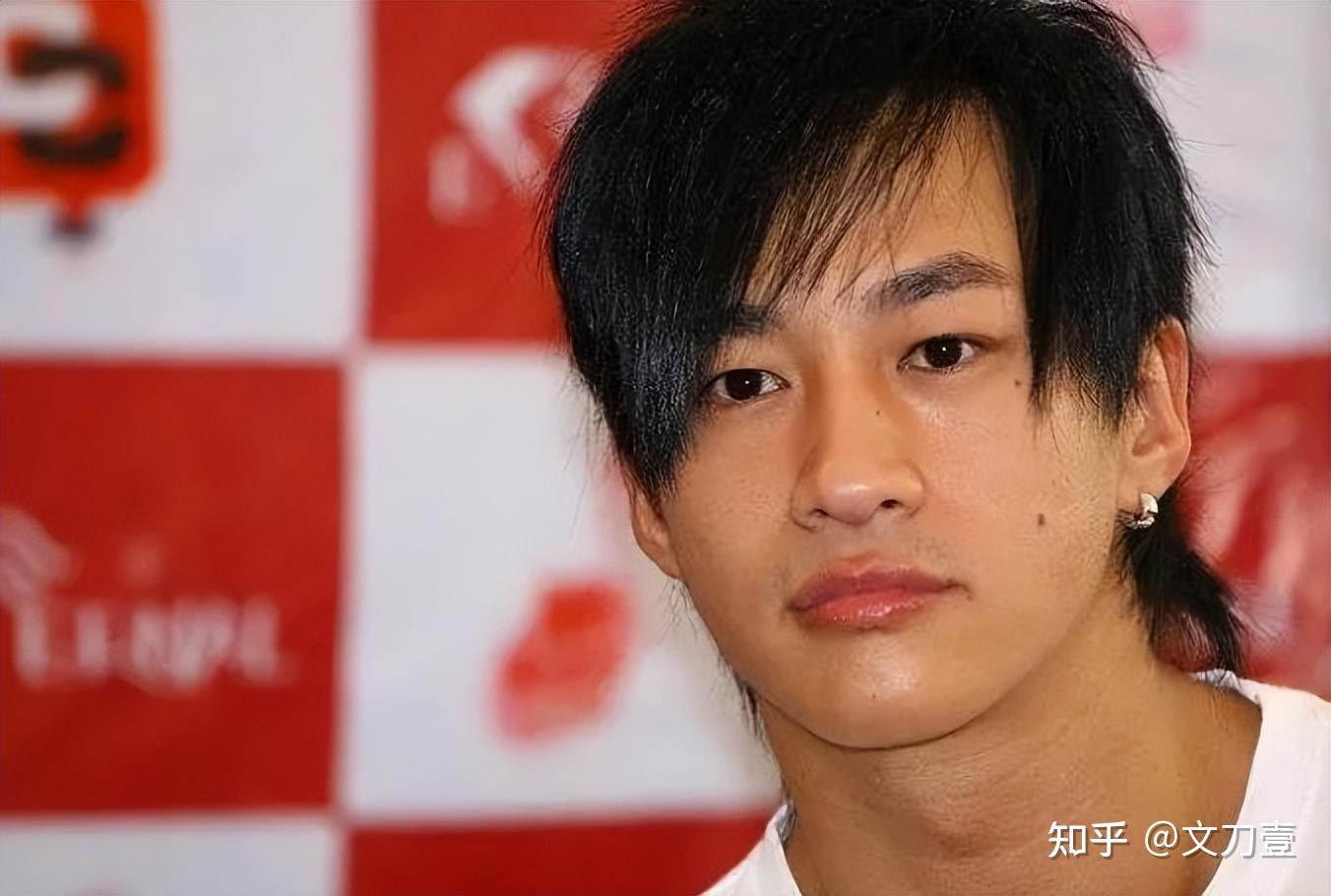 何润东的出身很好,父亲何国魂是舞台设计之父,事业有成.