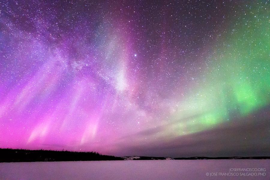 极光最常出现之处便是位于地球两极:北极和南极,所以极光又名北极光