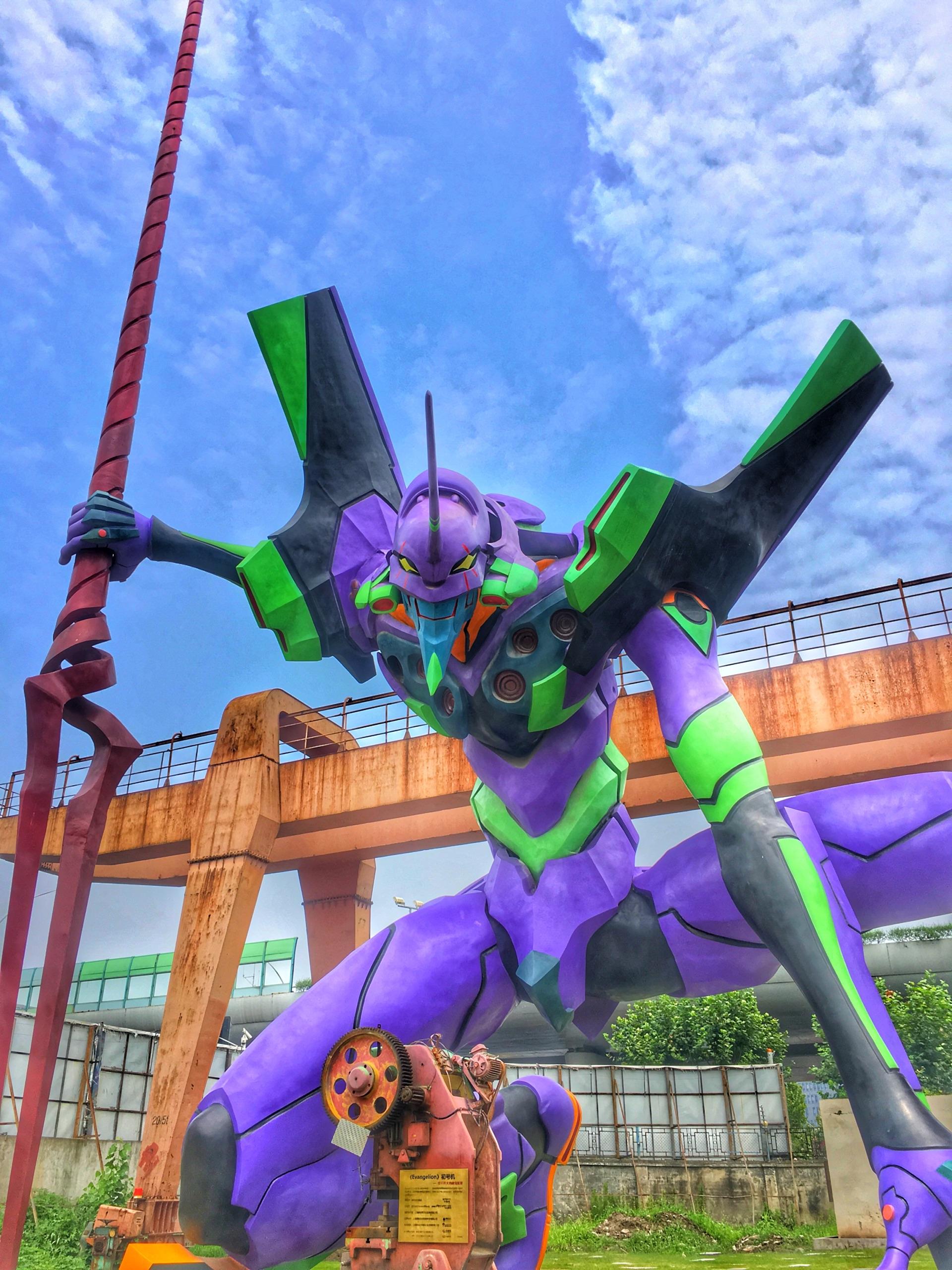 近距离观看上海新业坊25米eva初号机雕塑是一种什么样的体验目前是否