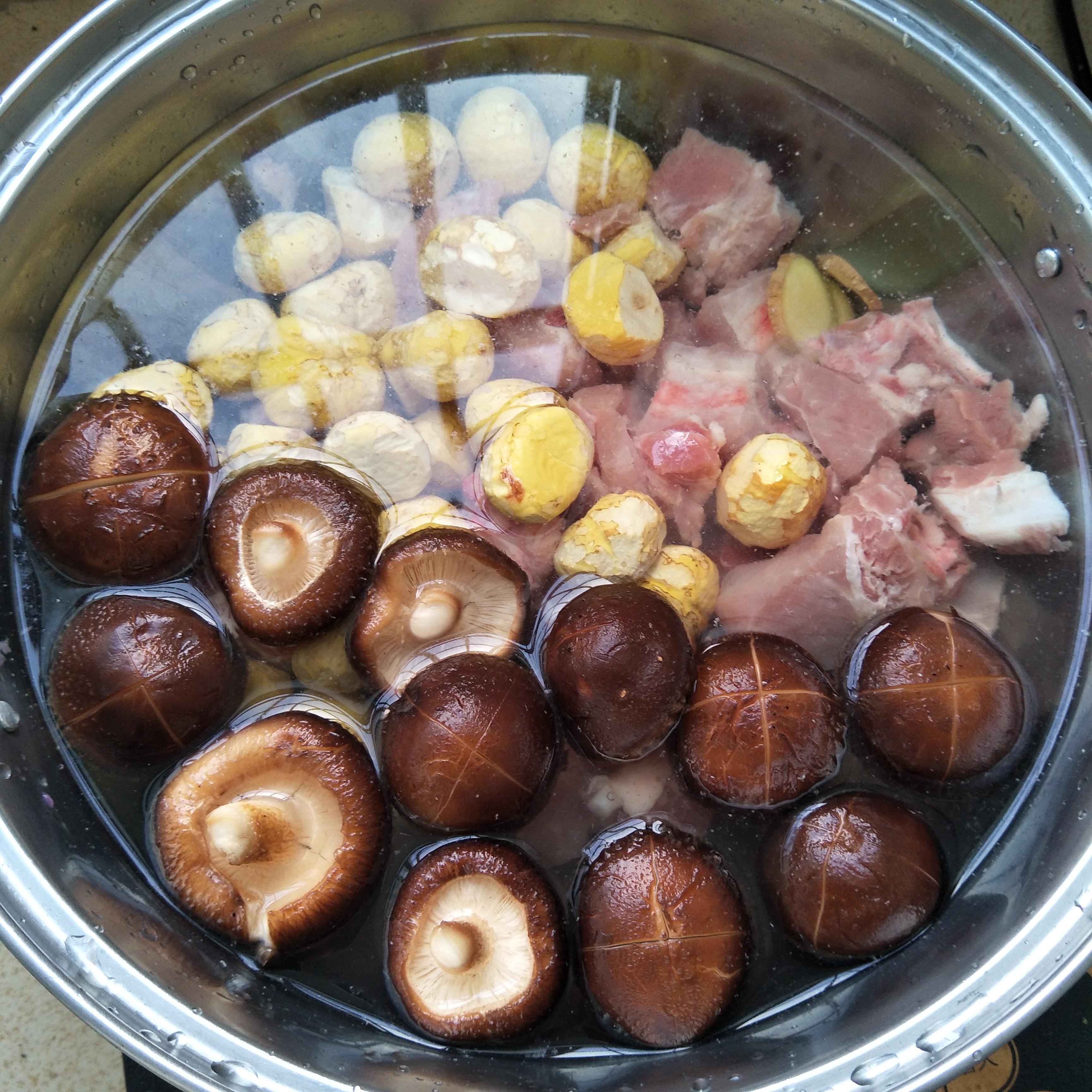 排骨板栗香菇家有孩子这样炖汤更营养