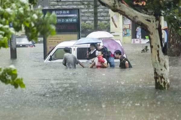 郑州东方医院奋战72小时： 为了身后几百名住院患者，他们选择硬刚洪水