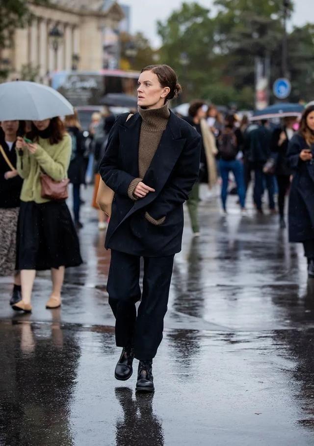 一双new balence的运动鞋,让jo ellison在秀场外脚下生风.