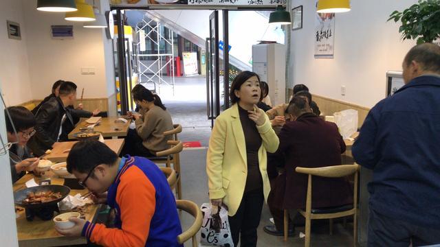 驚呆了生意慘淡的餐飲店這般操作後竟然顧客爆滿