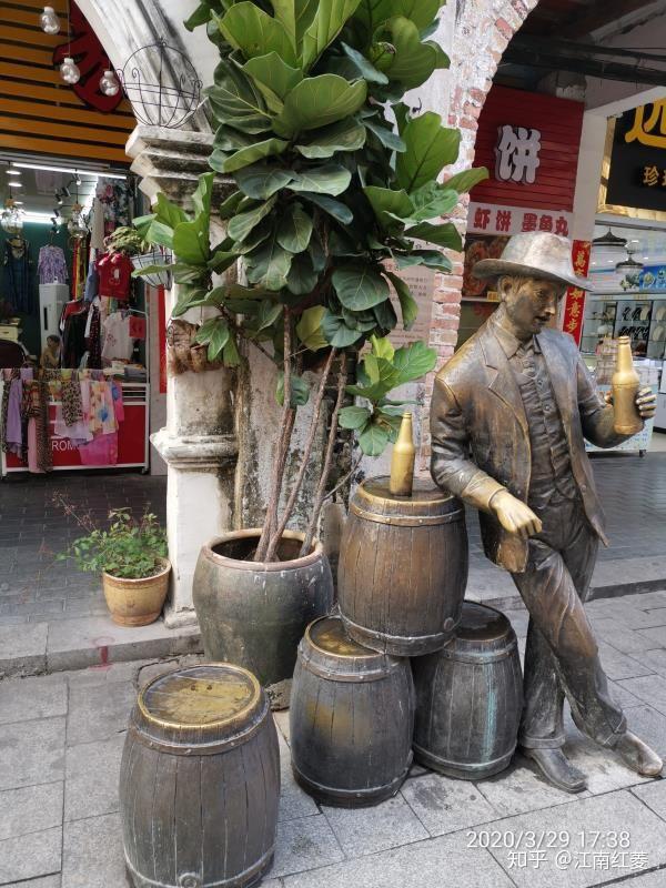 北海老街塑像观记