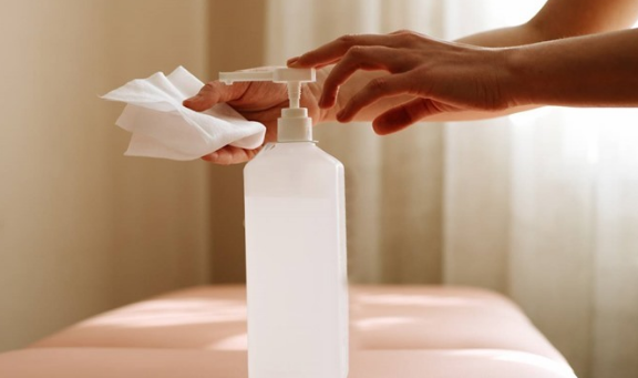 不少人用酒精消毒时,会直接用酒精喷洒在物体表面,但这种做法其实是不