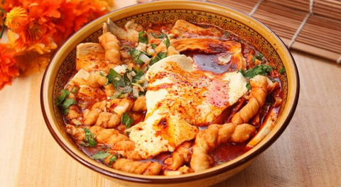 辅之以浓汁豆浆,油泼辣子,咸菜,葱花,煮黄豆,麻花等.口