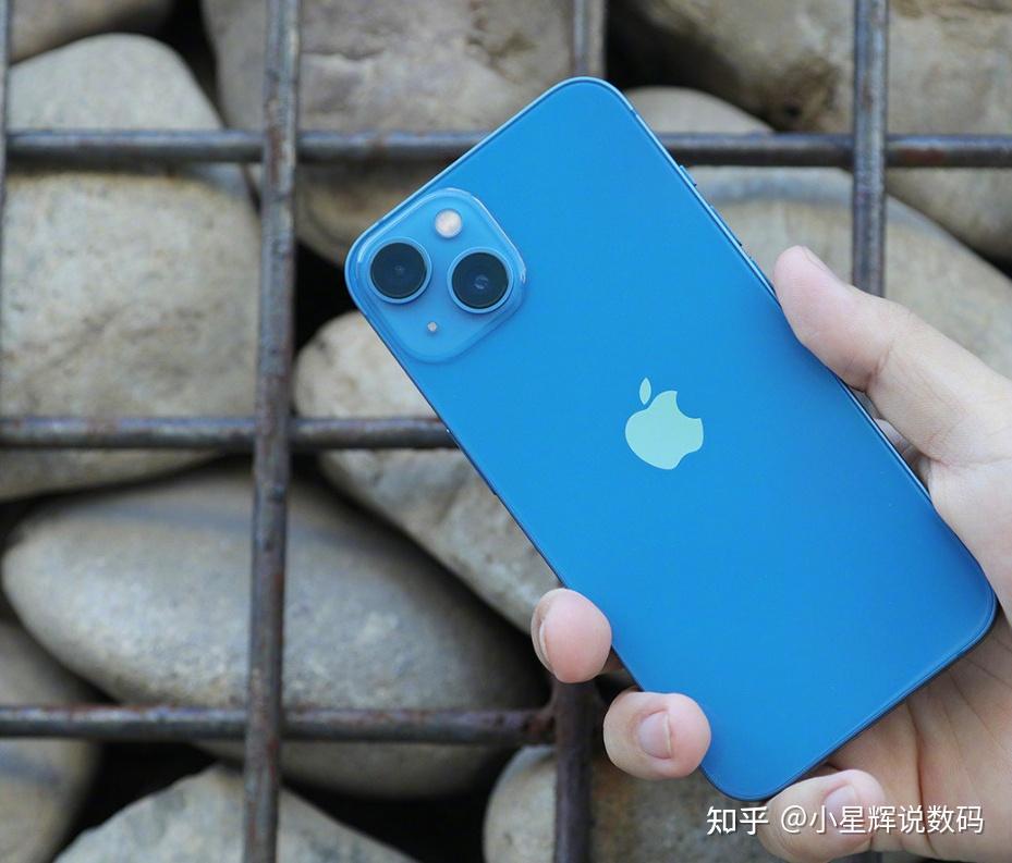 比如iphone 13就挺不错,这款手机虽然是2021年上市的产品,但依旧活跃