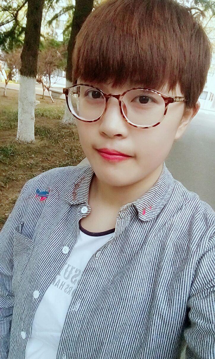 短发戴眼镜又特别美或特别帅的女生是一种什么体验?