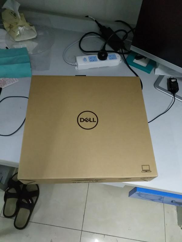 这是装电脑的盒子,方方正正的,里面用类似装鸡蛋的盒子包裹着机器的