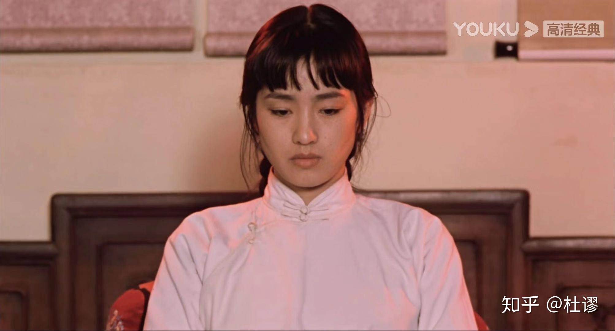 未经人事,不懂规矩的颂莲,不理解锤脚的意义,不理解其他太太的心境.