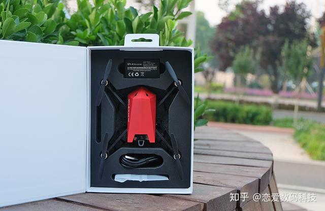 打开udrone无人机包装盒,主机,护翼,电池,充电线,机翼备件等都被内盒