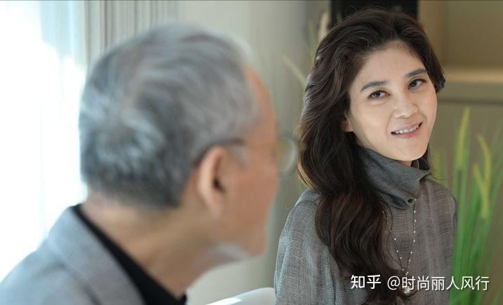 53岁三星长公主李富真惊艳亮相！黑裙配厚底靴太时髦，比金建希美 - 知乎