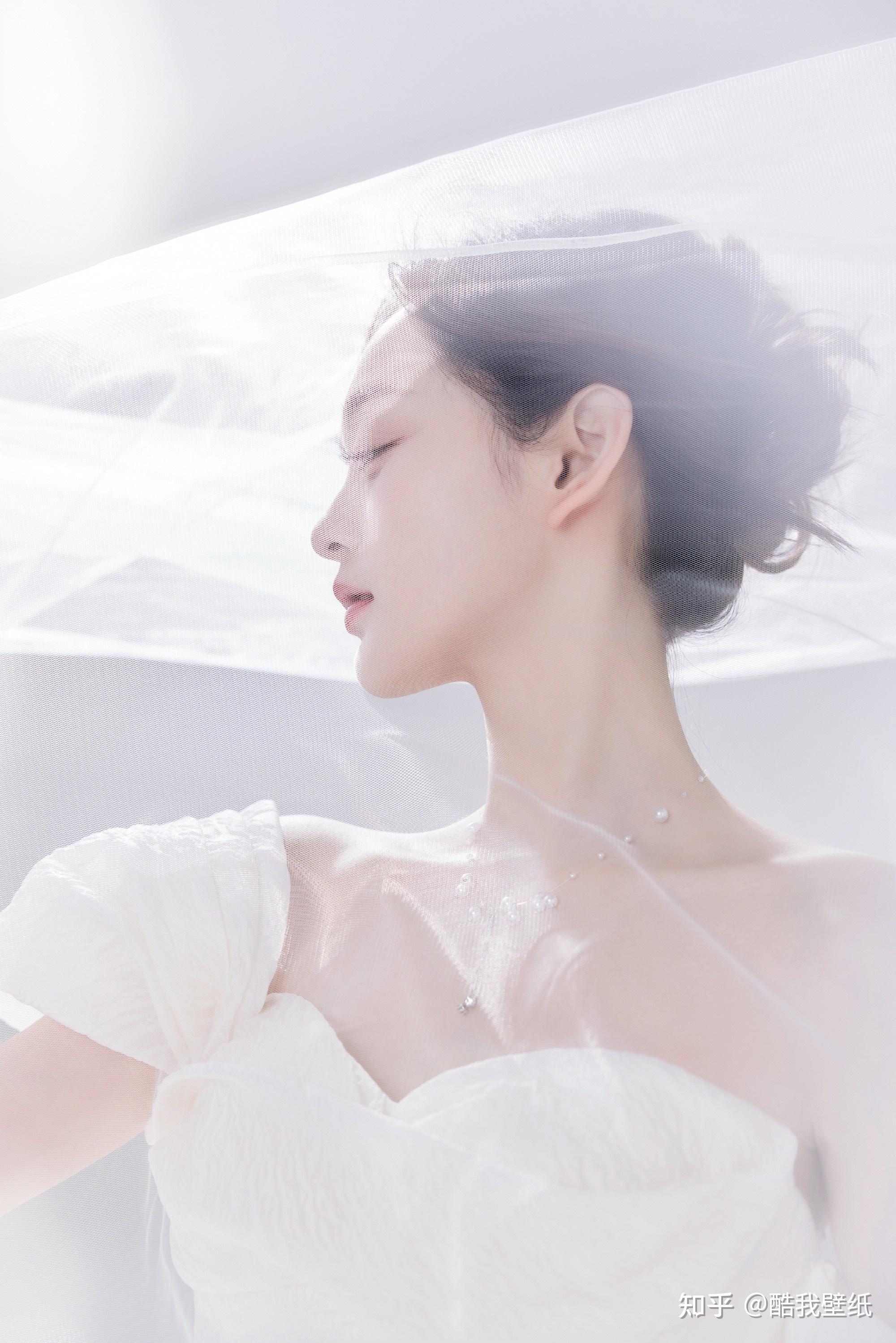 何泓姗纯净私服美照一袭白色长裙曼妙轻盈尽显唯美浪漫格调