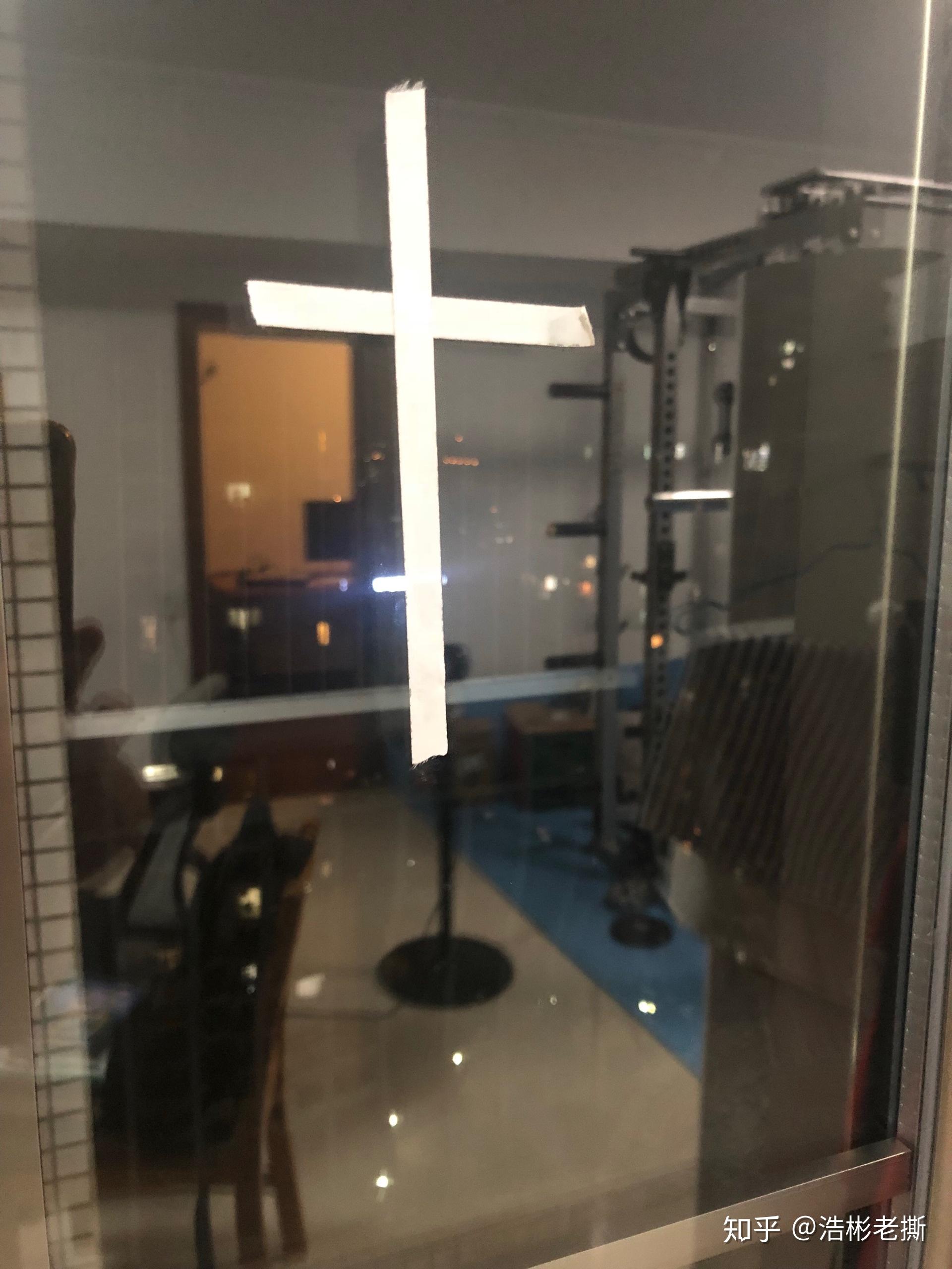 为什么台风来临之前,商铺在玻璃上贴胶带纸,真