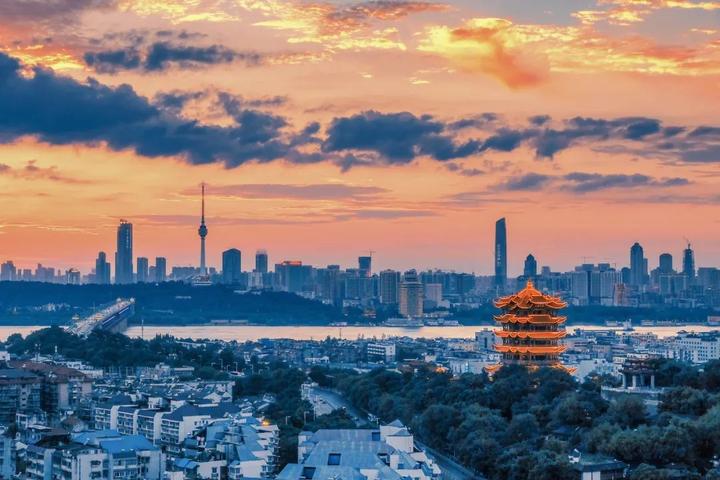 武昌古城藏在身后,奔腾长江尽在眼前 - 知乎