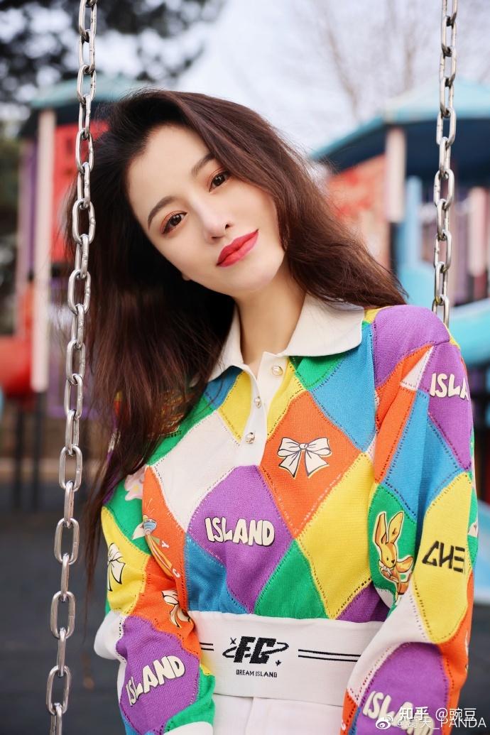 长腿甜心葛天穿五彩斑斓上衣配短裙装扮清爽甜美靓丽