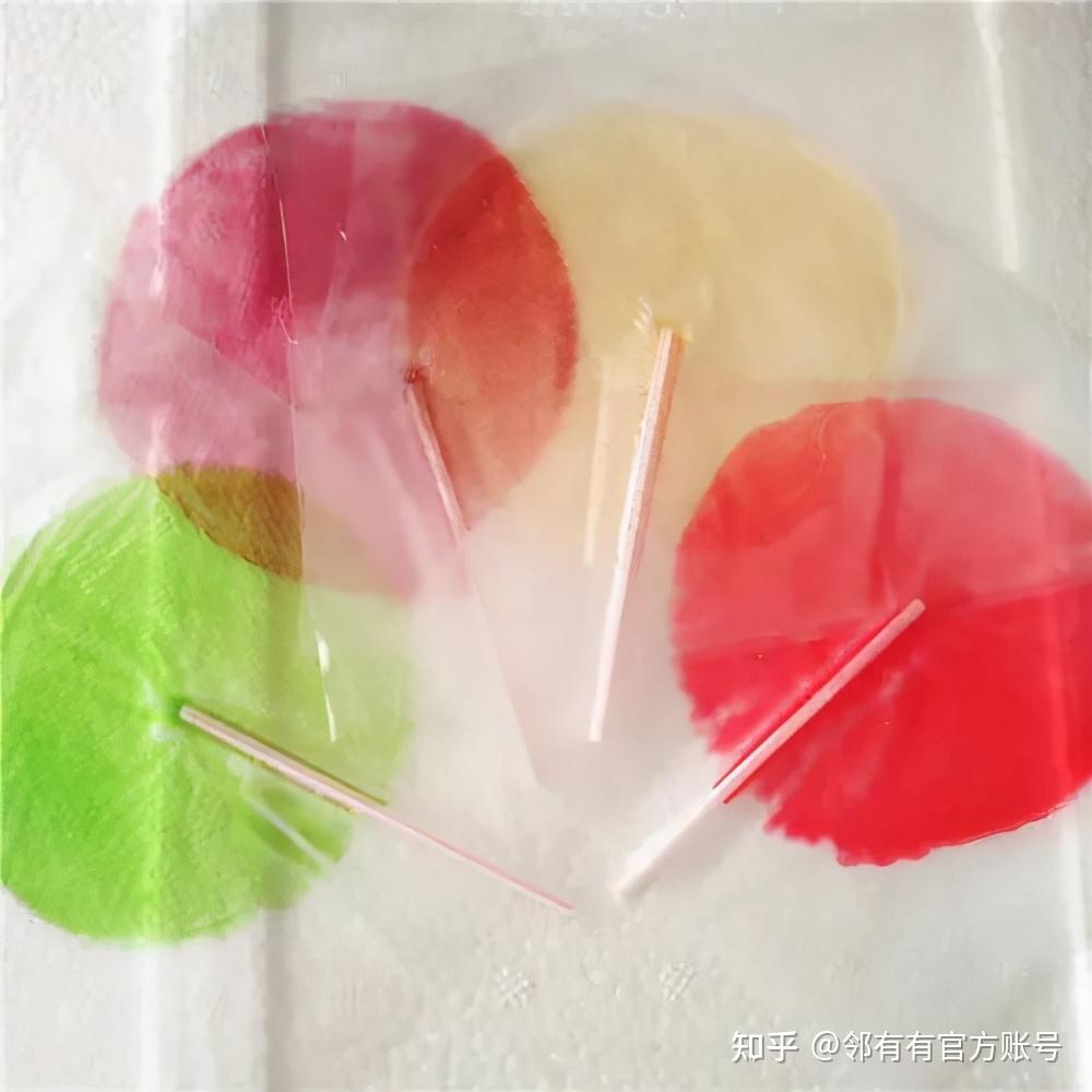 小纸伞但却曾是红极一时的爆款零食味道也一般它包装落后用现在的眼光