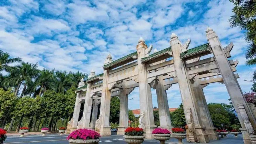 华南农业大学坐落在素有花城美誉的广州市,占地面积很大,总校区占地