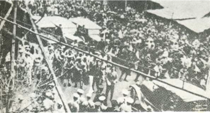 1927 年 1 月，国民政府正式定都武汉，苏联顾问在群众欢迎下乘车进入武汉