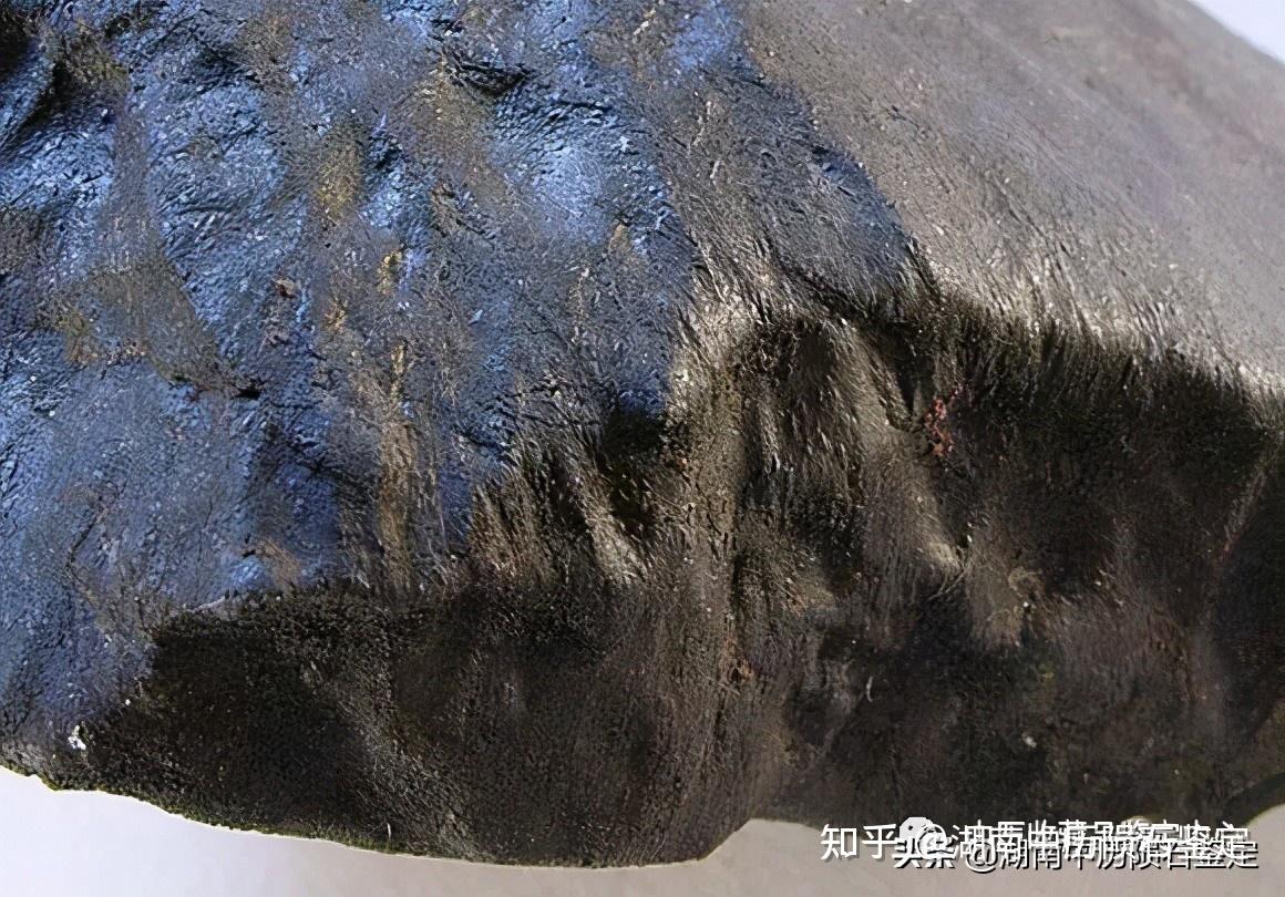 这会让陨石表面显示出独特的流动特征,如定向降落的陨石,表面的熔流线