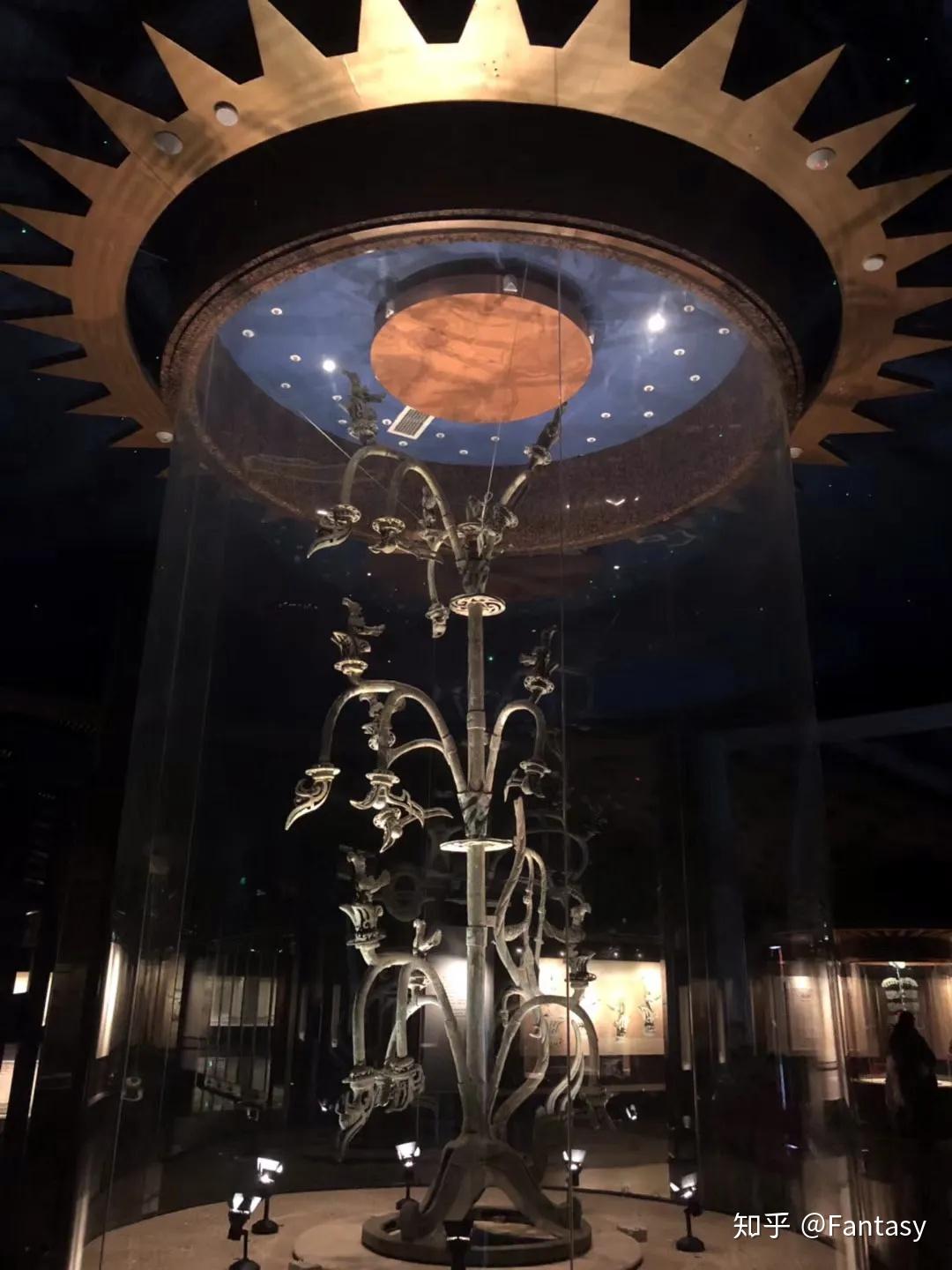 在三星堆还出土了两棵青铜神树,1号神树高359㎝,由底座,树身和龙三