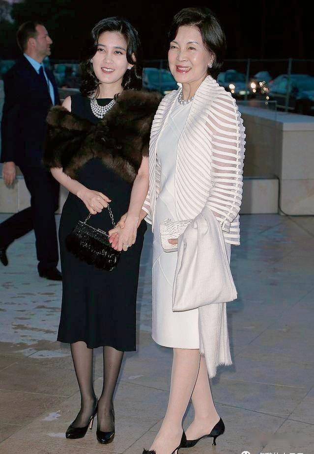 李富真不愧是"韩国最美富二代":微卷中长发,穿衣端庄,很美 - 知乎