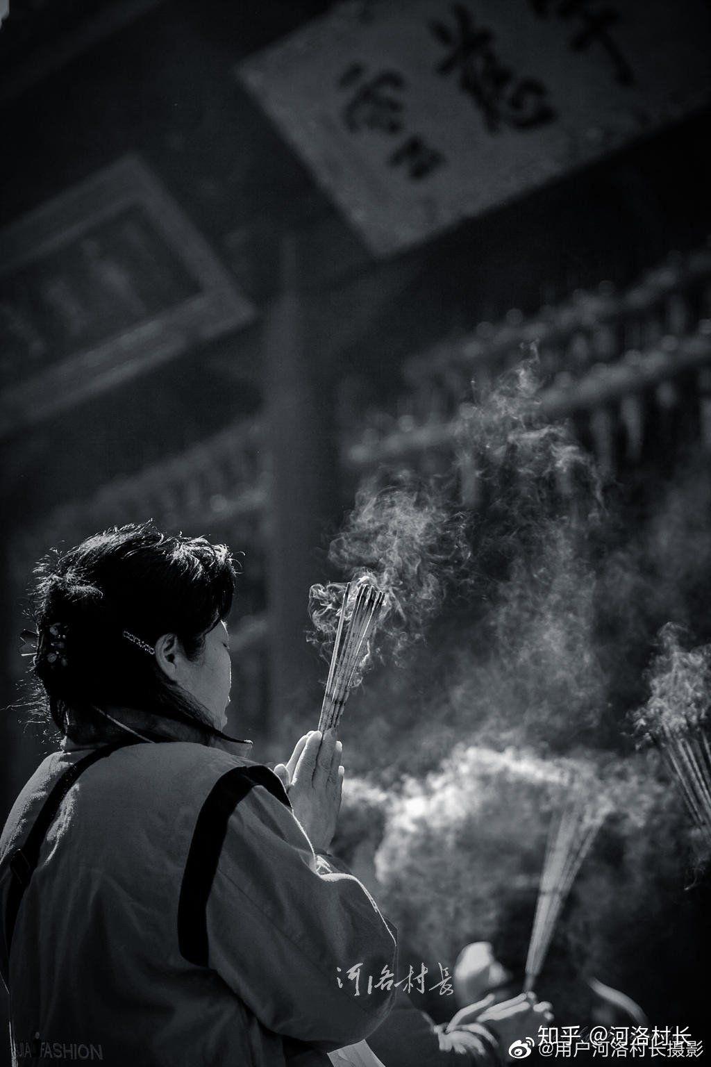 虔诚祈祷,善男信女