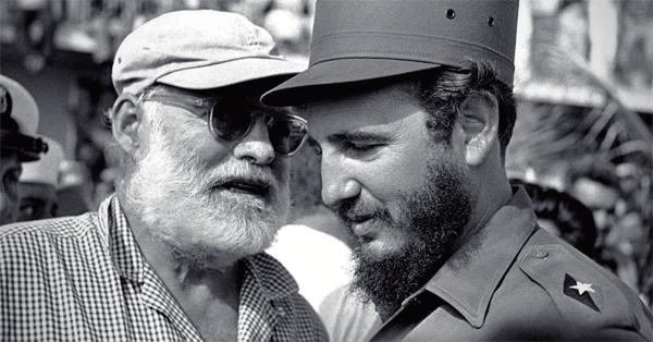 1960 年 5 月，古巴哈瓦那，海明威与菲德尔·卡斯特罗。他们因深海捕鱼这个共同的爱好成为朋友，几个月后，海明威决定搬到古巴去，并在那里创作了《老人与海》。