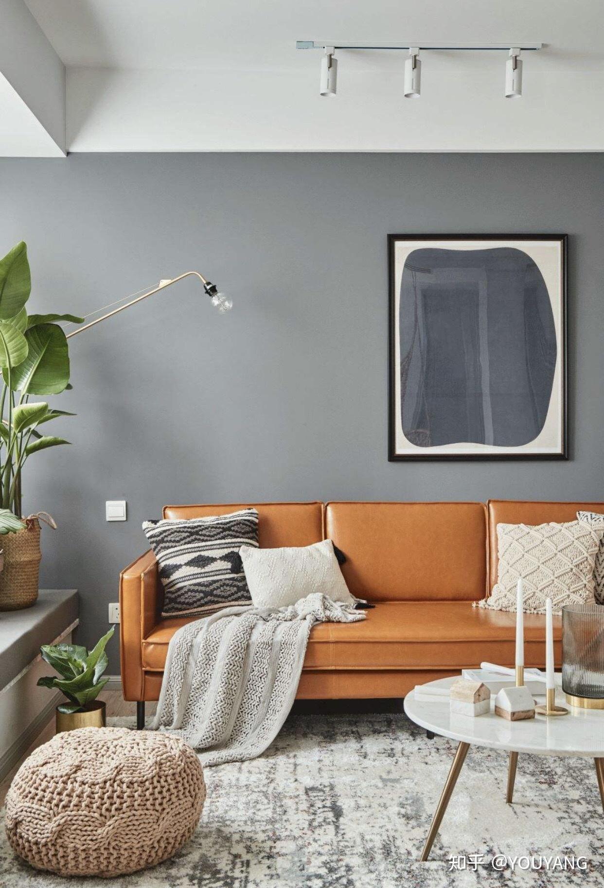 客厅是灰色墙布,沙发和窗帘应该选什么颜色?