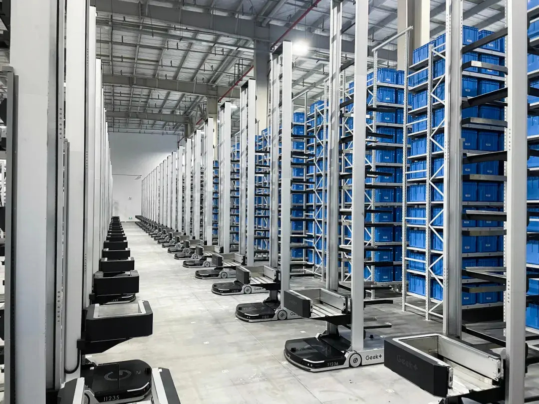 极智嘉rs5货箱机器人大规模落地助推鞋服行业智能物流变革