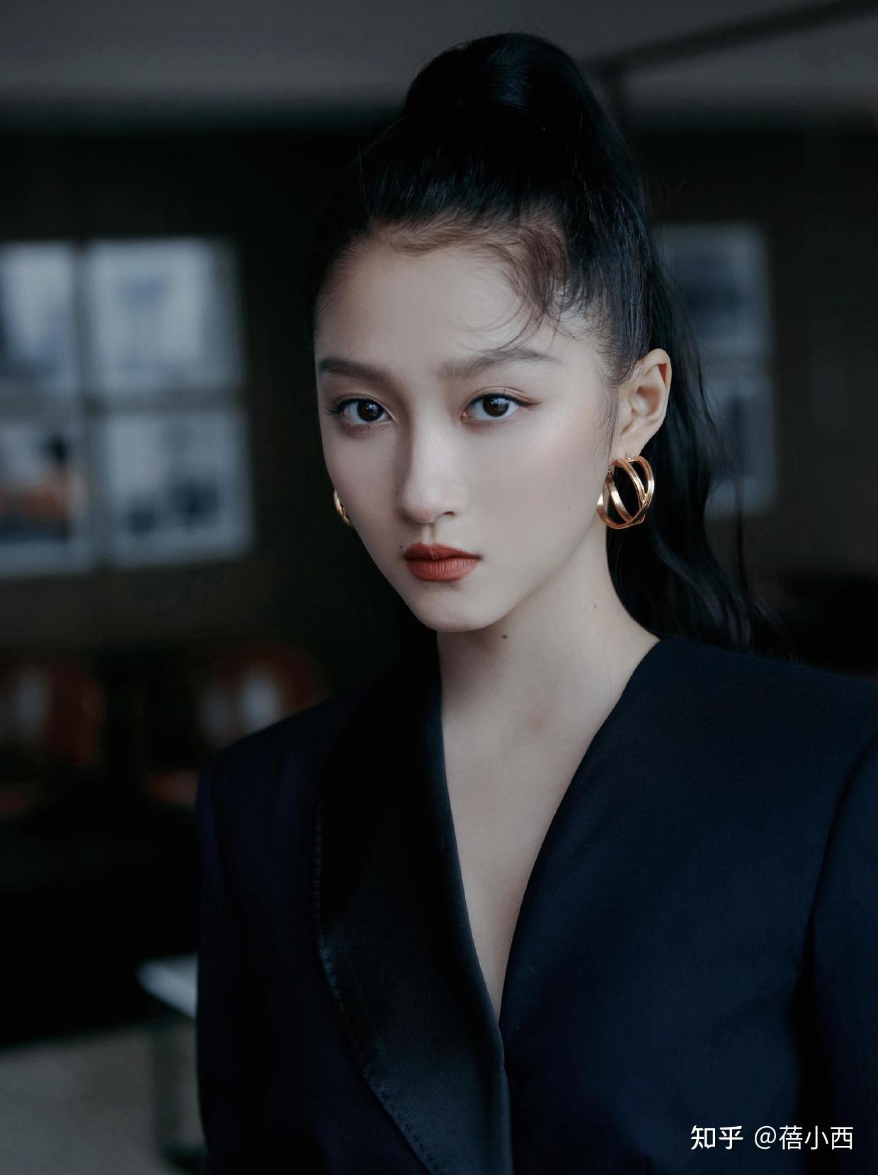 关晓彤气质这么惊艳,穿黑色长款西装扎高马尾,看着十分高级 - 知乎