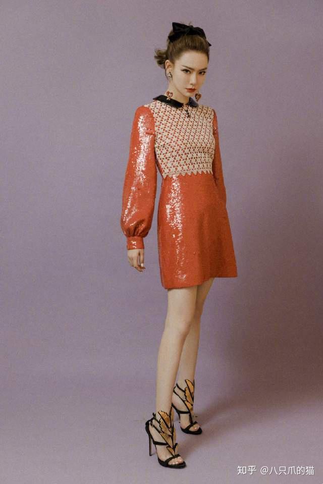 傅菁衬衫配皮裙太好看,168身高就是抢眼,好身材遮不住 - 知乎