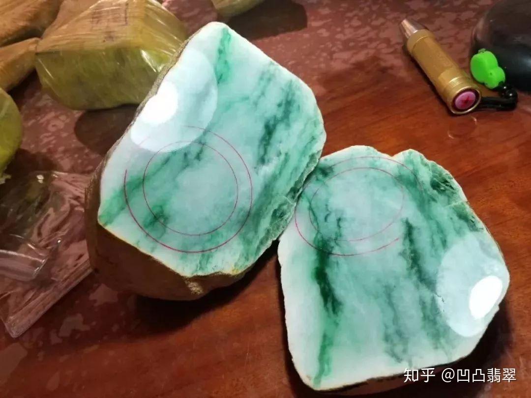 小伙初次赌石购入蒙包料随便玩玩一刀切开以为自己在做梦