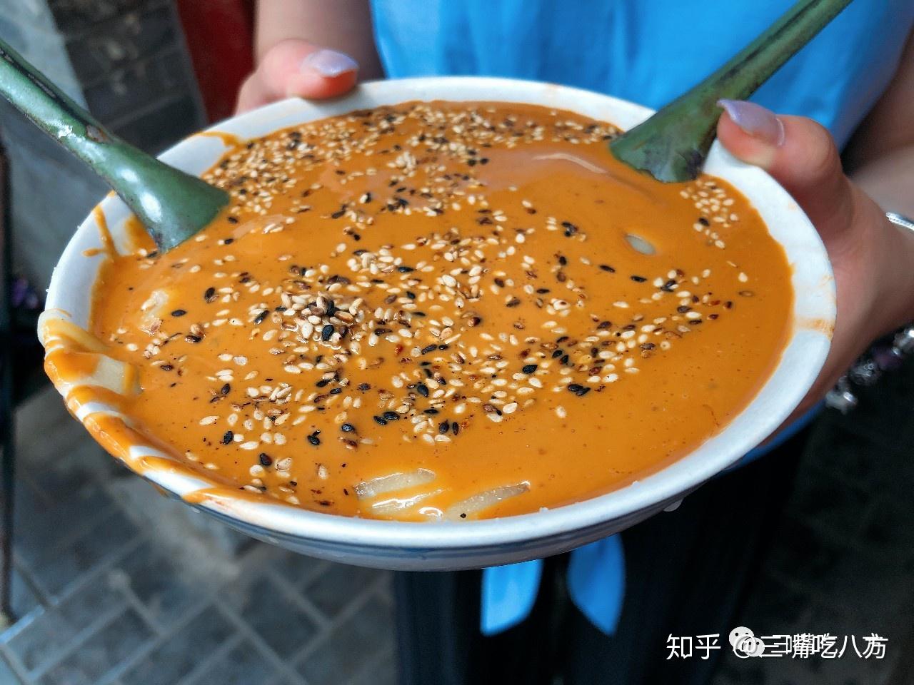 面茶是一种老北京特色传统风味小吃.