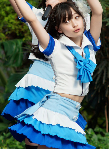 在那一年11月,一名粉丝将桥本环奈在博多"顿达"祭典上跳舞的照片放在