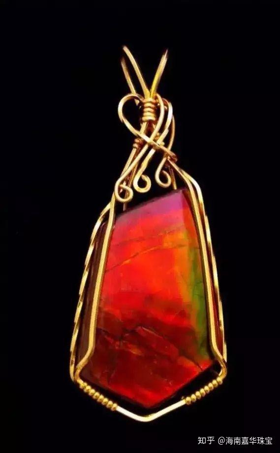 象征着无限,上部采用925银镀金,下部悬挂着有棱面的斑彩宝石