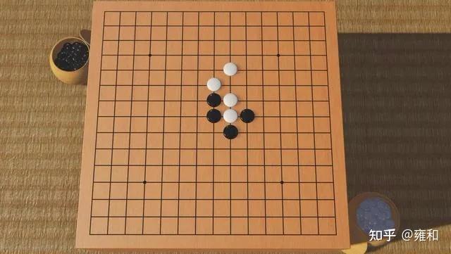 五子棋仅仅局限在平面上对战,而四子棋将平面扩展至立体空间
