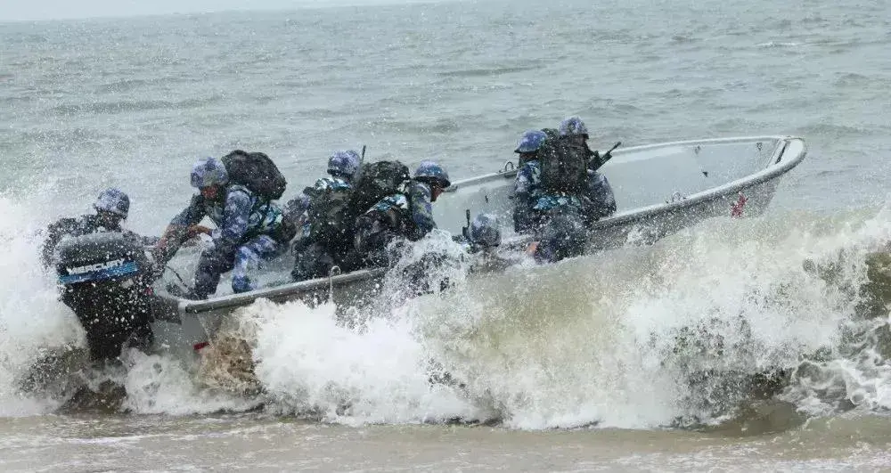 人民海军是拼出来的超燃画面集锦看海军72变