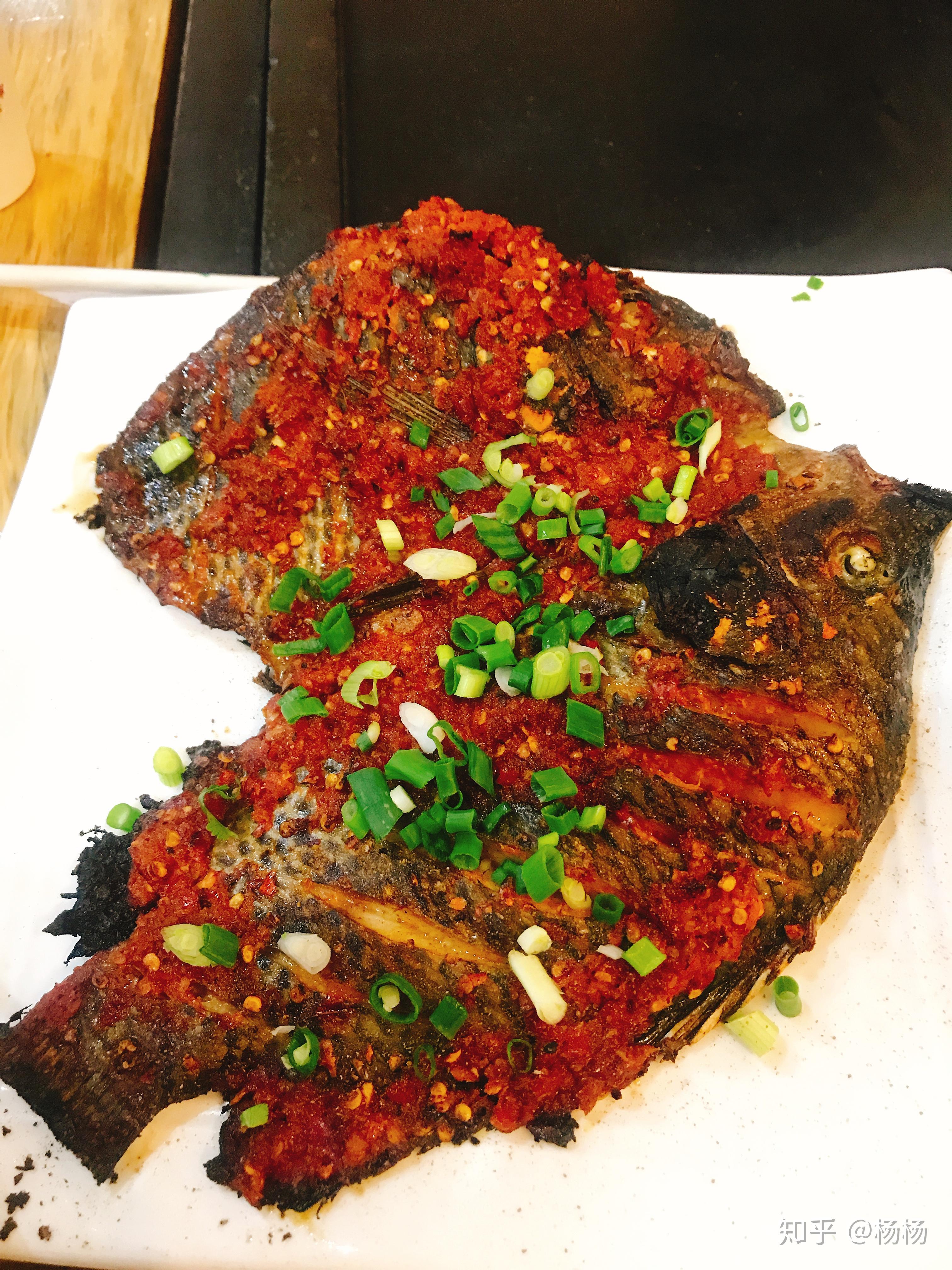 3,古城外烧烤店叫部落烤场,它家虽然烧烤一般但是有一道叫"烤罗非鱼