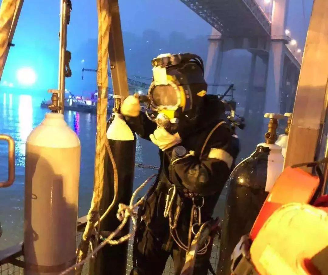 交通运输部专业潜水员今早下潜开展救援作业