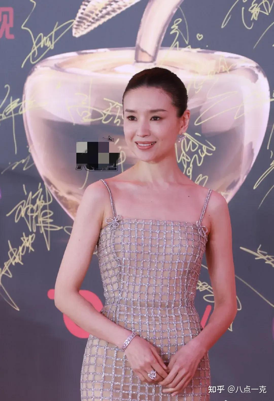 品质盛典红毯:胡歌一脸沧桑,关晓彤虎背熊腰,张雨绮风情万种 - 知乎